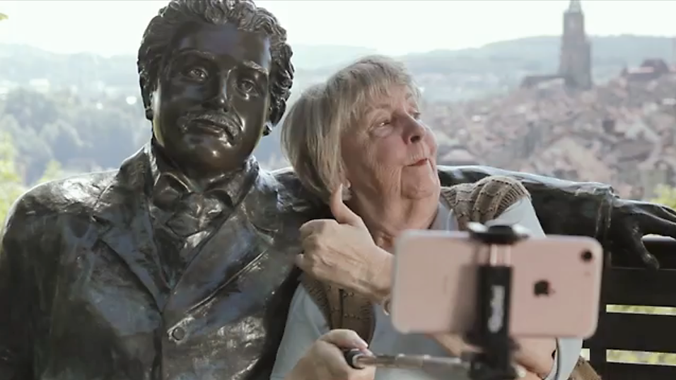 Bronzefiguren Einstein Aktion