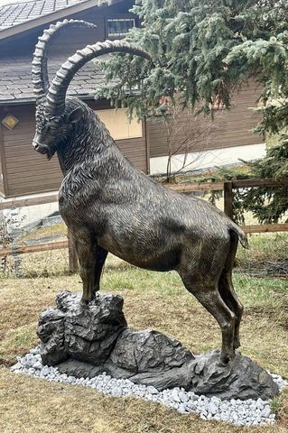 Bronzestatue Steinbock