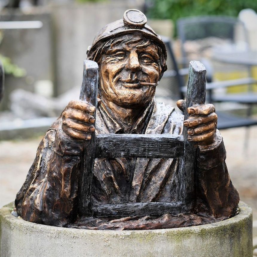 Bronzefiguren Schachtdeckel