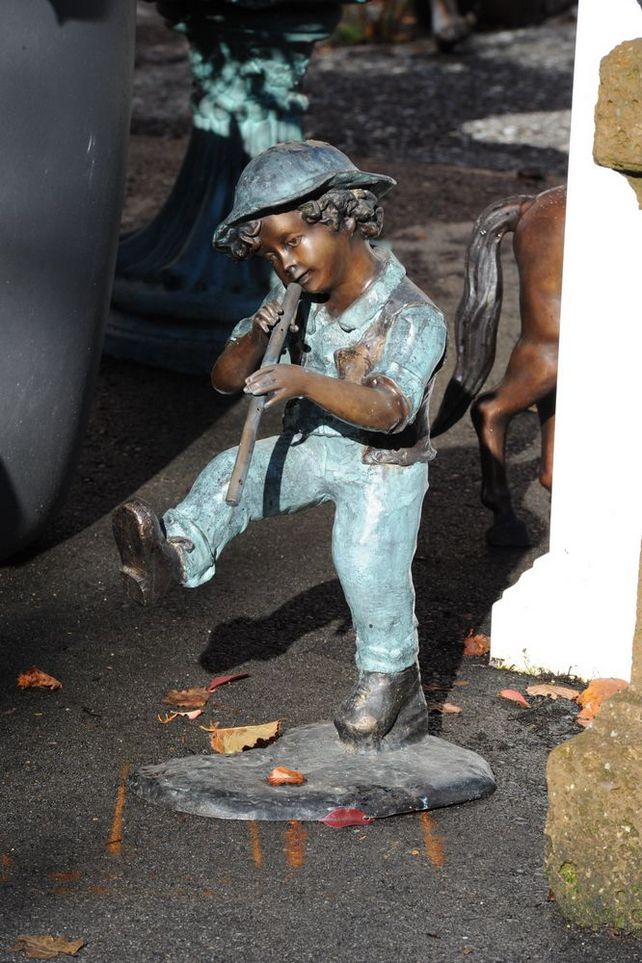 Stehende Bronzefigur von tanzendem Flötenspieler