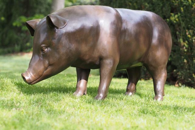 Bronzefiguren Schwein
