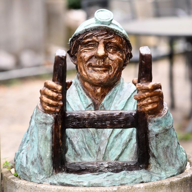 Bronzestatuen Schachtdeckel